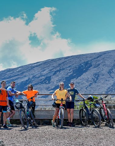 Randonneurs à vélo devant le volcan le Piton de la Fournaise