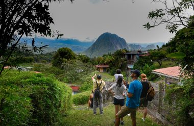 Groupe de visiteur devant le Piton d'Anchaing
