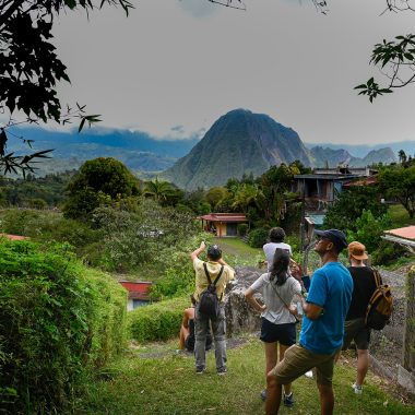 Group of visitors in front of the Piton d'Anchaing