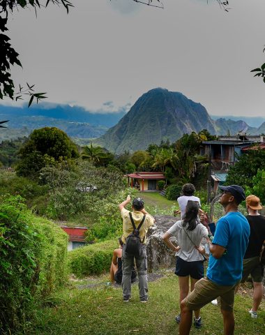 Group of visitors in front of the Piton d'Anchaing