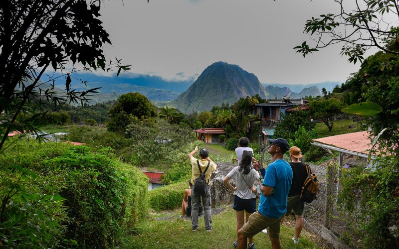 Groupe de visiteur devant le Piton d'Anchaing