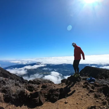 Homme en randonnée sur l'île de La Réunion