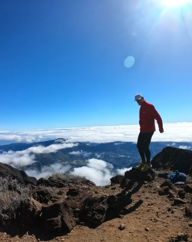 Homme en randonnée sur l'île de La Réunion