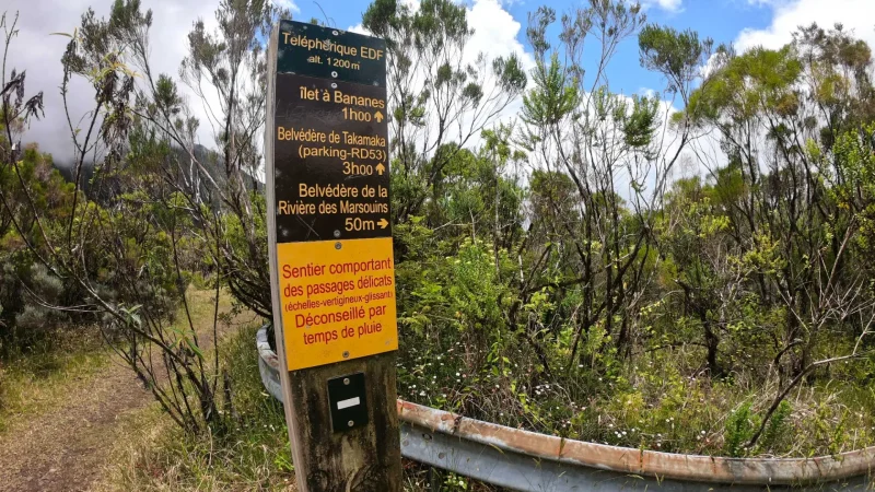 Panneau d'indication sur le sentier de Takamaka à Saint-Benoît