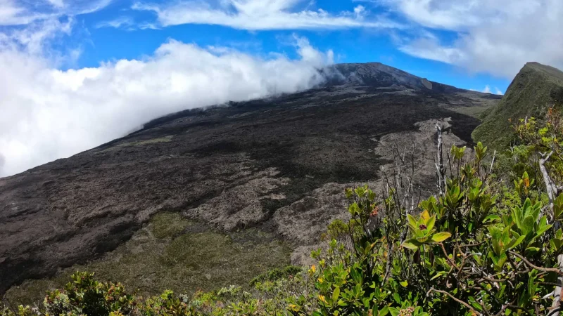 Nez coupe de Sainte-Rose 徒步小径上的 Piton de la Fournaise 火山坡